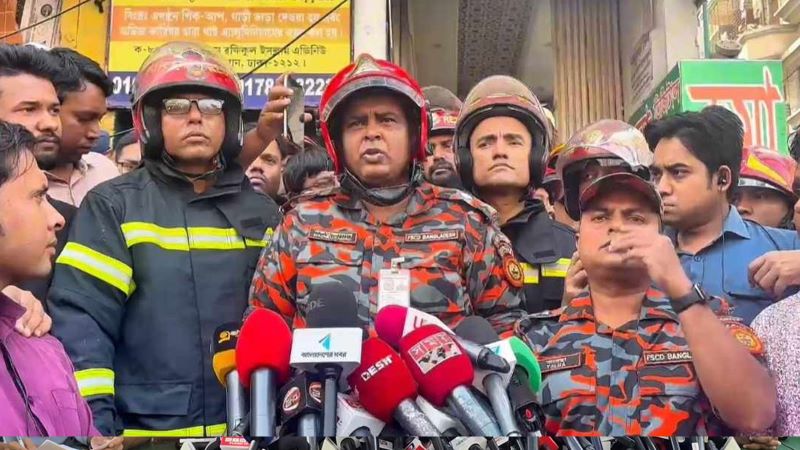 শাহজাদপুরে অগ্নিকাণ্ড: ছাদের দরজা বন্ধ থাকায় ধোঁয়ায় দম বন্ধ হয়ে মারা যান চারজন